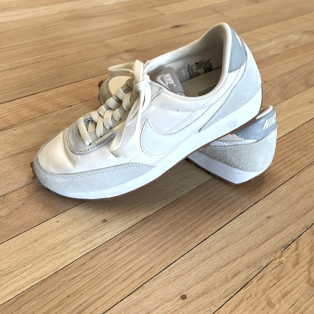 Nike sneakers in size 7. Excellent used condition. Worn a couple times.